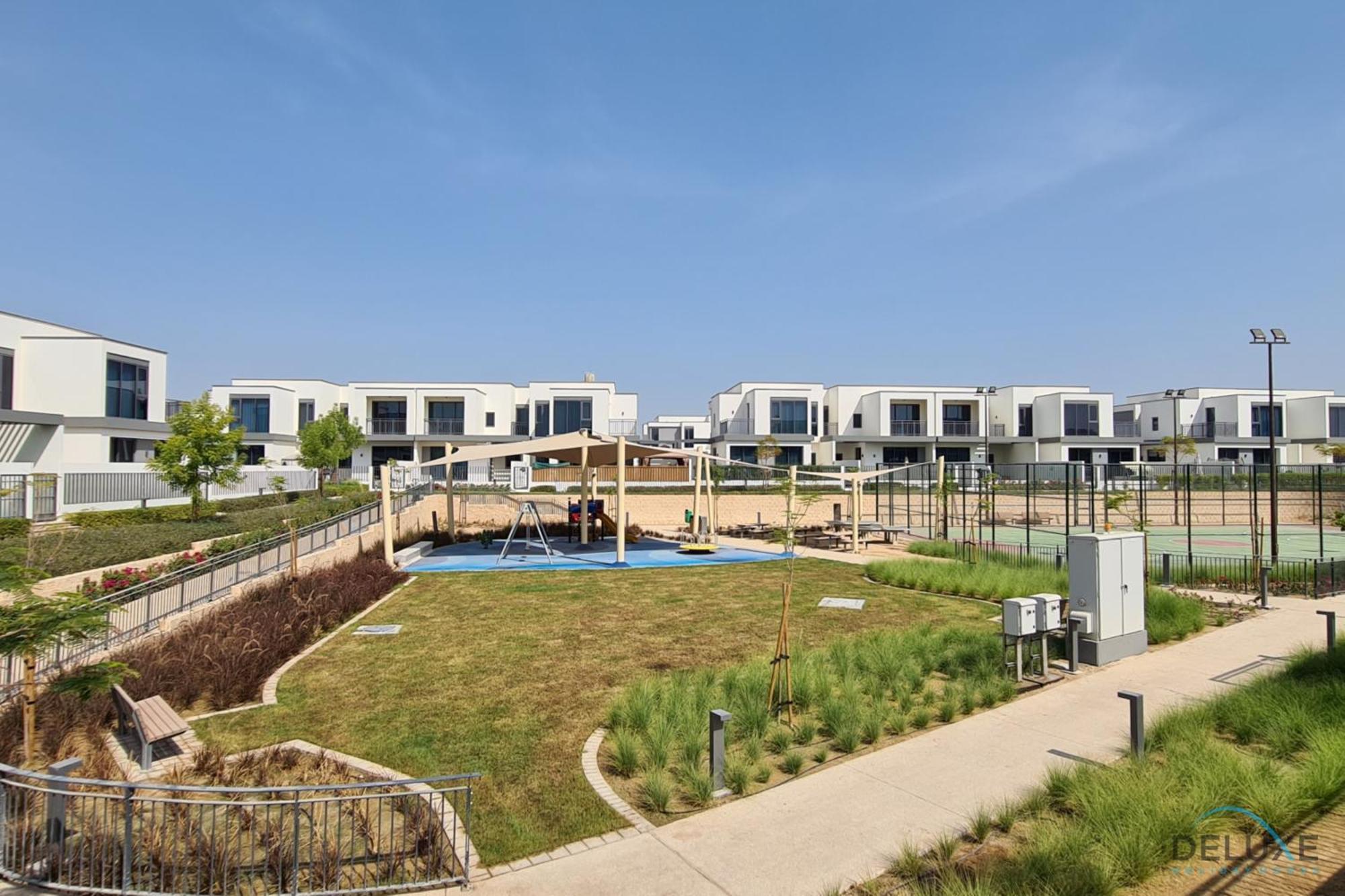 Premium 4br With Assistant In Hills Estate By Deluxe Homes